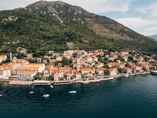 Atraque con barcos en perast en la orilla de la bahía de kotor montenegro