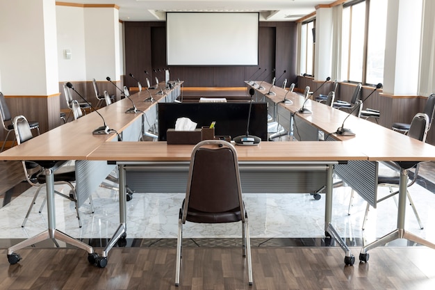 Foto atrás da vista, o assento do presidente na sala de reuniões