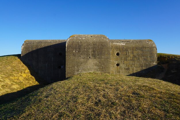 Atrás do posicionamento de armas da Segunda Guerra Mundial em LonguessurMer, Normandia, França