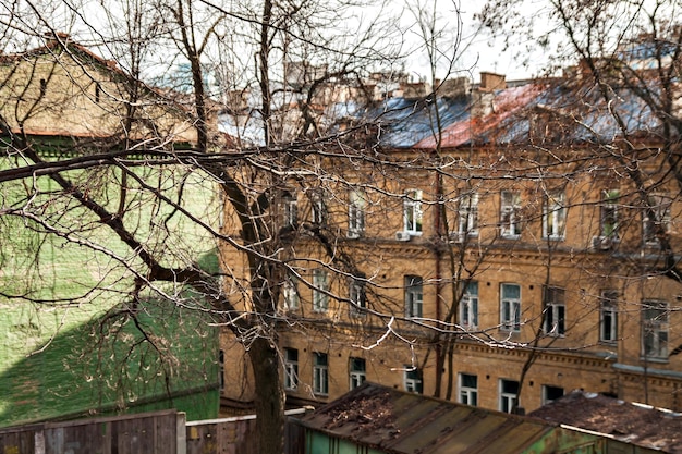 Através dos ramos das árvores da cidade velha de Kiev pode ver o telhado