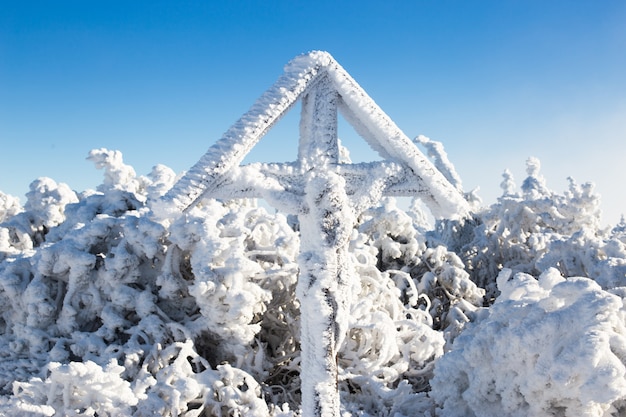 Atravesse no topo da montanha no inverno