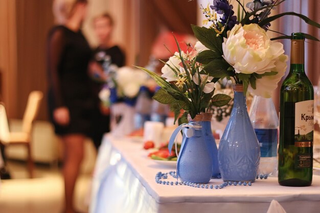 Atributos y accesorios de boda. Ramo de novia y copas de champagne.