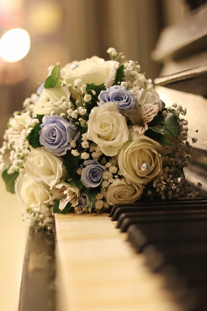 Atributos y accesorios de boda. Ramo de novia y copas de champagne.