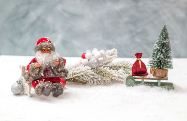 Atributos de Natal: Papai Noel, uma árvore em um trenó e um saco de brinquedos.