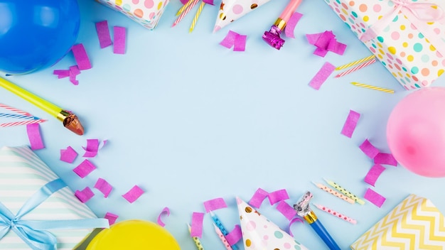 Atributos de la fiesta de cumpleaños Bolas de colores confeti regalos velas para pastel Fondo azul