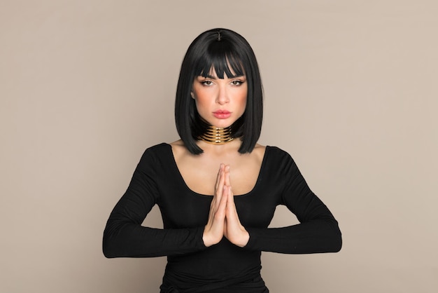 Attraktive ägyptische Frau gestikuliert Namaste im Studio