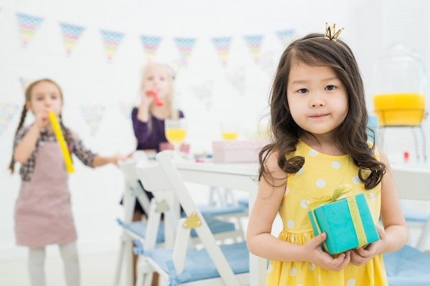 Attraktive asiatische kleine Königin mit Geschenkbox