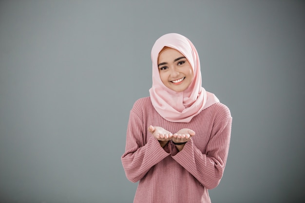 Attraktive asiatische muslimische Frau