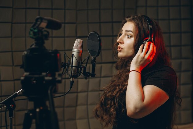 Attraktive Bloggerin spricht über professionelles Voice-Over