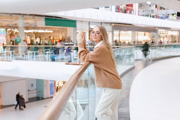 Attraktive Blondine in einem Einkaufszentrum