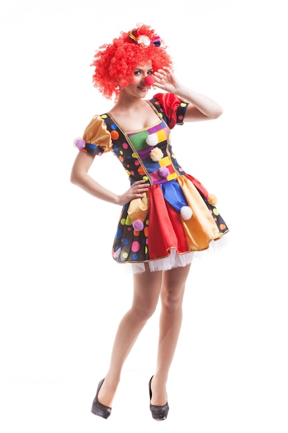 Attraktive Clownin mit roten Haaren auf weißem Hintergrund