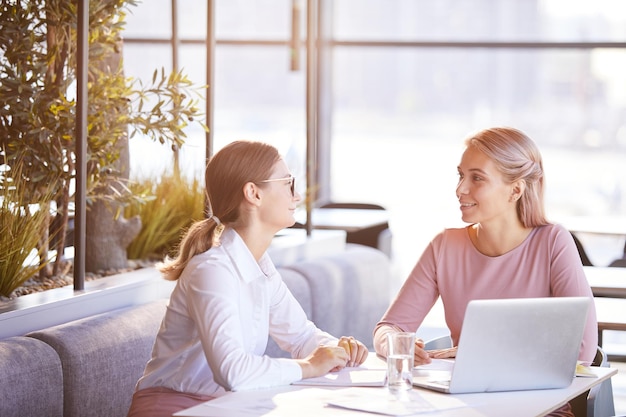 Attraktive Damen, die im Team arbeiten