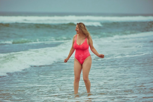 Foto attraktive frau am strand in dänemark