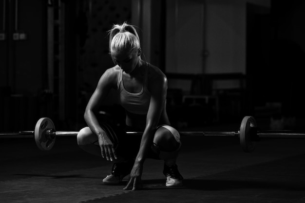 Attraktive Frau, die sich nach dem Training im Fitnessstudio ausruht