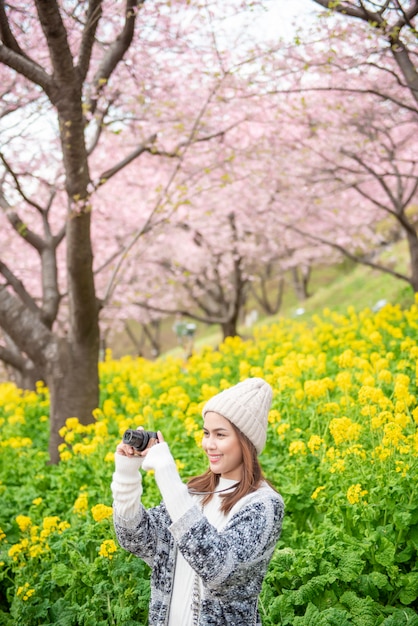 Attraktive Frau genießt mit Cherry Blossom in Matsuda, Japan