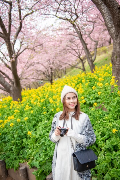 Attraktive Frau genießt mit Cherry Blossom in Matsuda, Japan