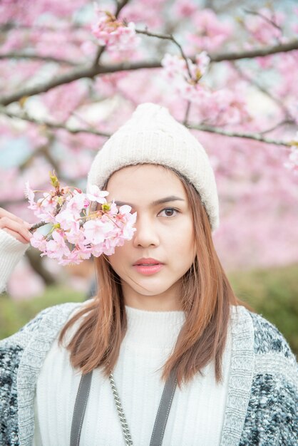 Attraktive Frau genießt mit Cherry Blossom in Matsuda, Japan