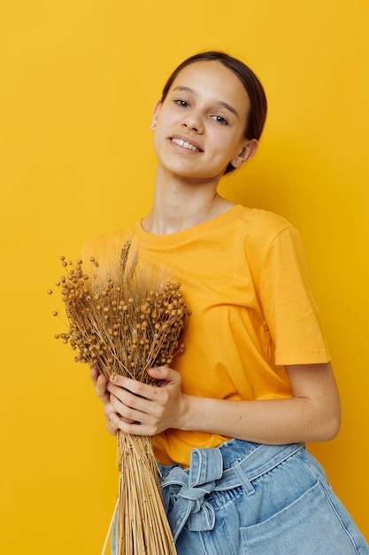 Attraktive Frau in einem gelben T-Shirt Flachs Bouquet Emotionen Sommer Stil isoliert Hintergrund