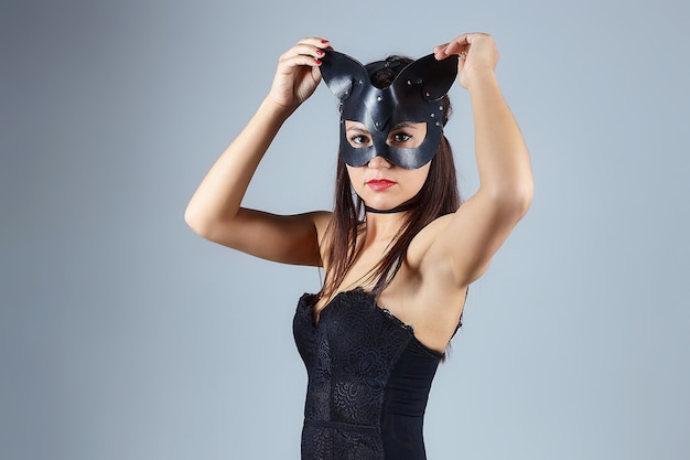 Attraktive Frau in einer Katzenmaske