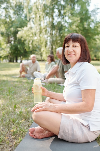 Attraktive Frau mit Flasche Wasser