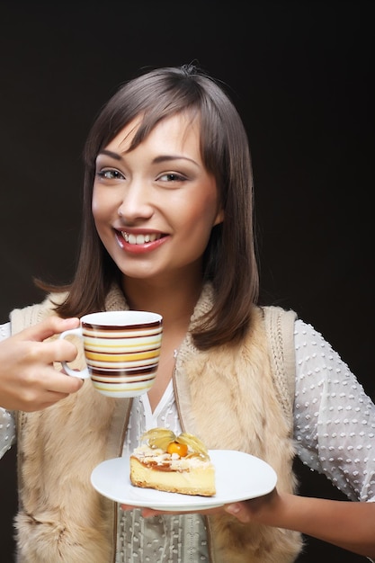 Attraktive Frau mit Kaffee und Dessert