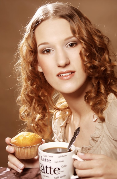 .attraktive Frau mit Kaffee und Kuchen