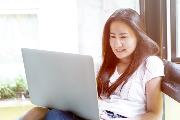 attraktive Frau mit Laptop-Computer