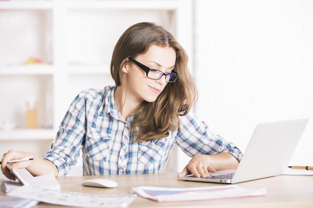 Attraktive Frau mit Laptop