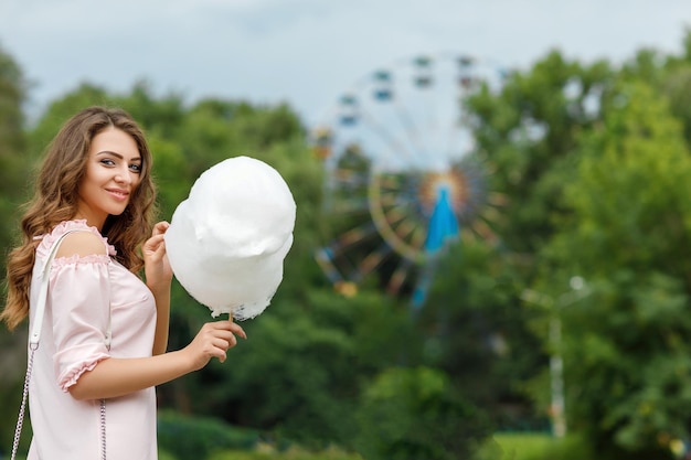 Attraktive Frau mit süßer Zuckerwatte