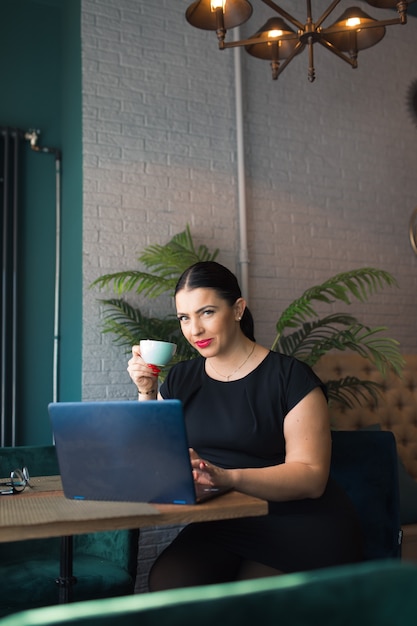 attraktive Frau trinken Kaffee im Café