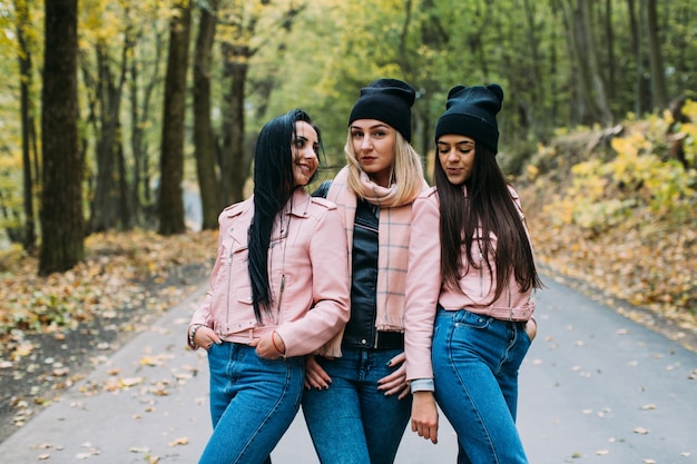 Attraktive Frauen auf Herbststraße im Park