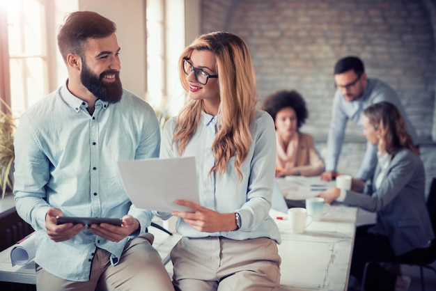 Attraktive Geschäftsleute, die im Büro arbeiten