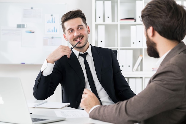 Attraktive Geschäftsmänner, die etwas besprechen