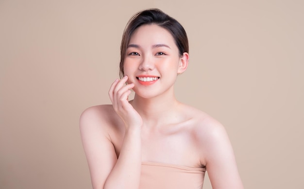 Attraktive junge asiatische Frau mit frischer Haut Gesichtspflege Gesichtsbehandlung Frau Schönheitshaut isoliert auf weißem Hintergrund Kosmetologie Schönheitshaut und kosmetisches Konzept