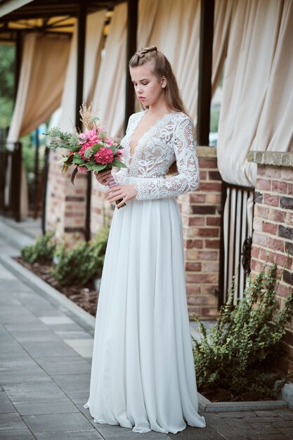 Attraktive junge Braut im Hochzeitskleid