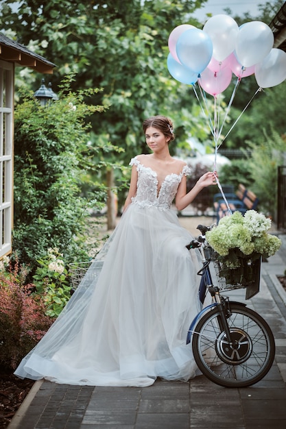 Attraktive junge Braut im Hochzeitskleid