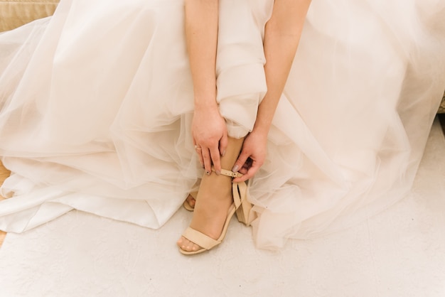 Attraktive junge Braut Schuhe Hochzeit. Morgenbraut