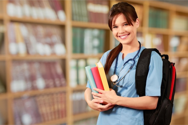 Attraktive junge Doktorandin in der Bibliothek