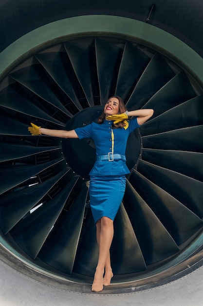 Attraktive junge Frau, die mit nackten Füßen in einem Turbofan-Triebwerk steht?