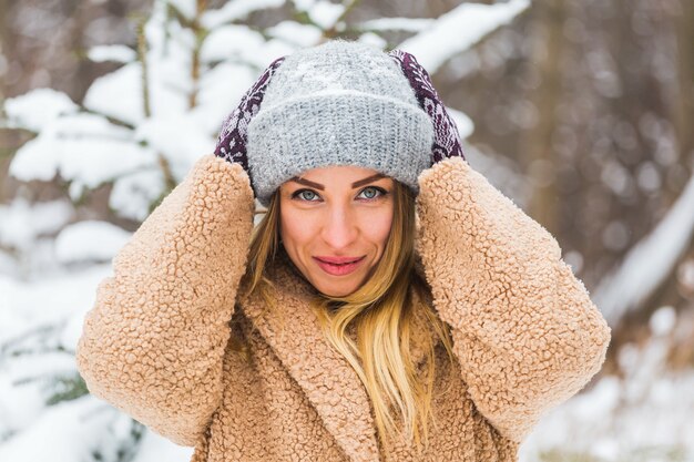 Attraktive junge Frau in der Winterzeit im Freien. Schnee-, Ferien- und Saisonkonzept.