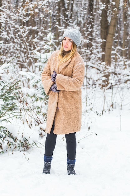 Attraktive junge Frau in der Winterzeit im Freien