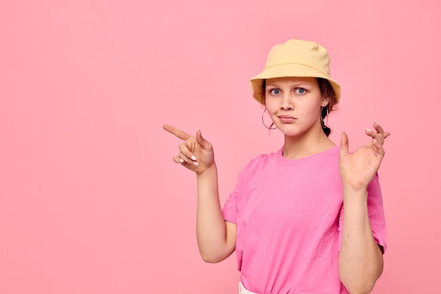 Attraktive junge Frau Jugendkleidung posiert im modernen Stil, isolierter Hintergrund