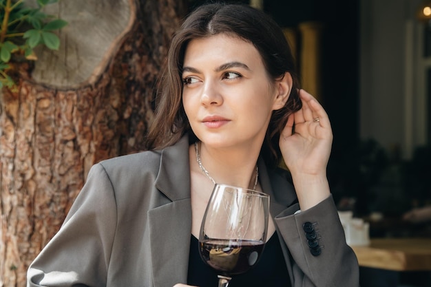 Attraktive junge Frau mit einem Glas Wein in einem Restaurant