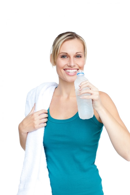 Attraktive junge Frau mit einer Flasche Wasser und einem Tuch mit Fokus auf Wasser