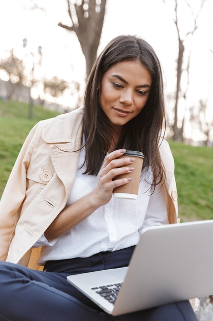 Attraktive junge Frau mit Laptop-Computer