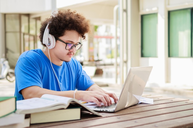 Attraktive junge Leute, die einen Laptop benutzen und gemeinsam Nachhilfe geben Social Media Online-Konzept