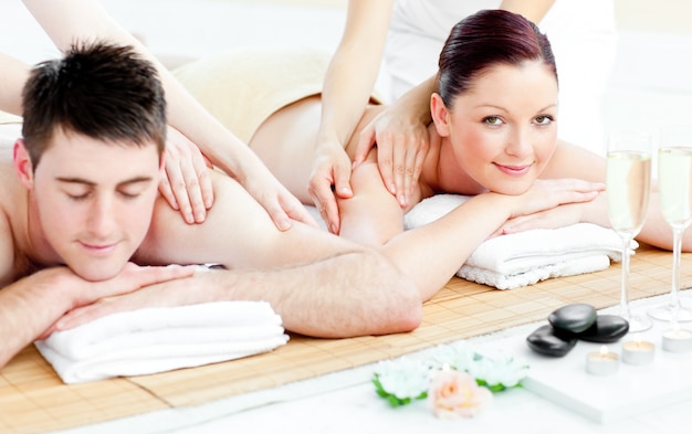 Attraktive junge Paare, die eine Rückenmassage genießen