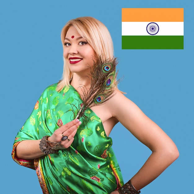 attraktive kaukasische blonde Frau in indischer Nationaltracht mit Pfauenfeder
