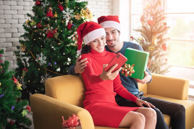 Attraktive kaukasische Paare der Liebe feiern Weihnachten im Haus