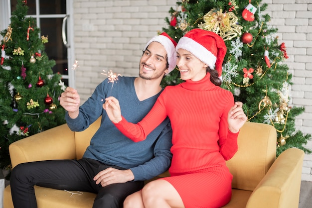 Attraktive kaukasische Paare der Liebe feiern Weihnachten im Haus